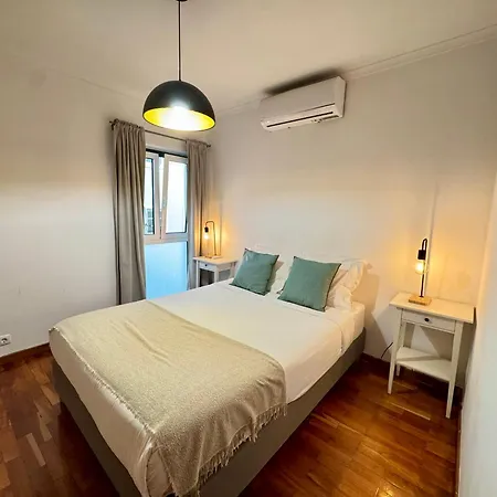 Historic Charm - Prime Location & Parking Apartment Lissabon